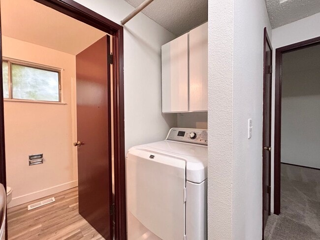 Building Photo - Bright and Open 3 Bed, 1 Bath House!
