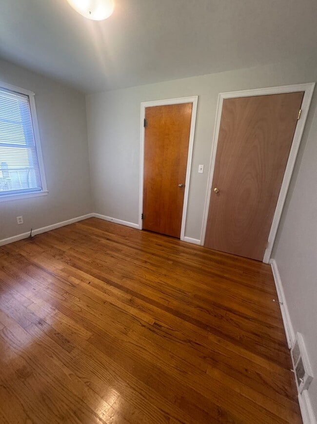 Building Photo - 5 BED / 2 BA home right next to Memorial S...