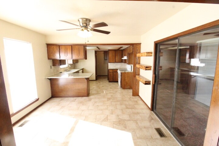 Building Photo - 1136 W Johnathan Way