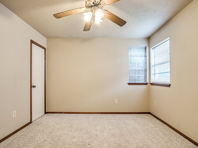 Building Photo - 1320 Frederick Dr
