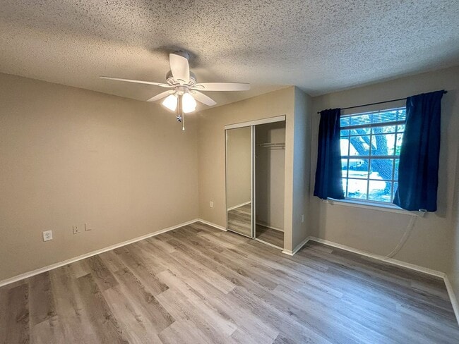 Building Photo - Windsor Park #523 - Pet Friendly!