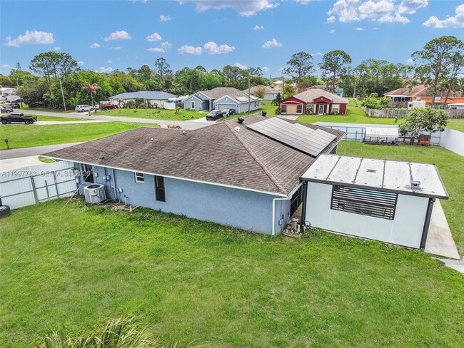 Building Photo - 702 NW Orchid St