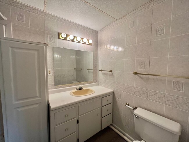 Building Photo - 4 Bedroom Twinhome in West Fargo!!