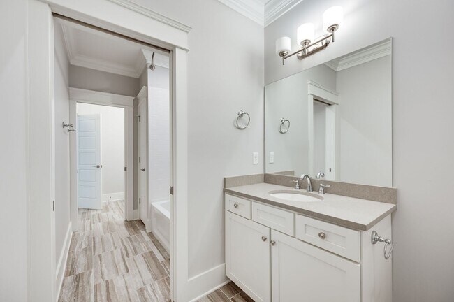 Building Photo - Stunning 4BE/3.5BA home in the heart of Green Hills!