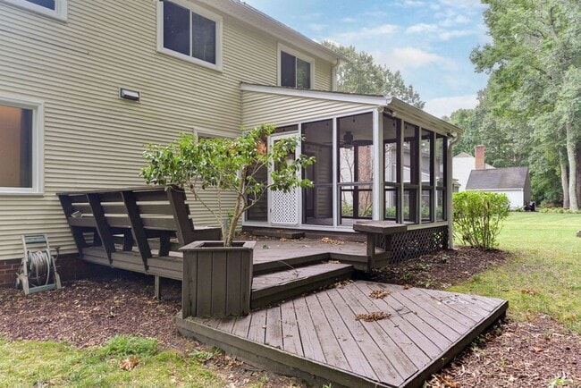 Building Photo - Beautifully Renovated Running Man Gem - Co...