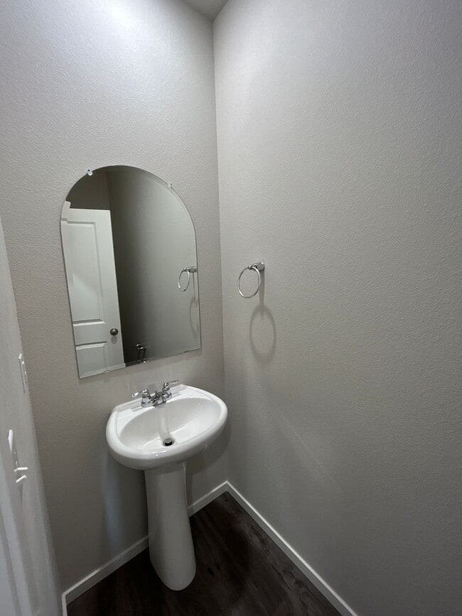 Building Photo - 3 Bedroom / 2.5 Bathroom Townhouse in NW R...