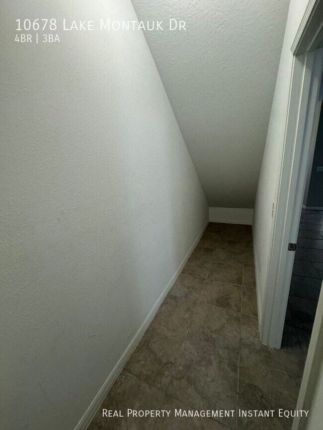 Building Photo - 10678 Lake Montauk Dr