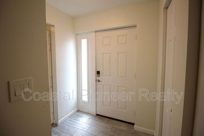 Building Photo - 5822 16th Ln S