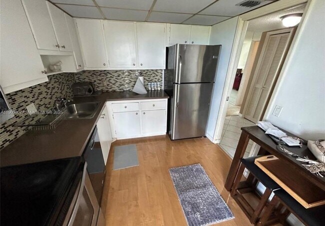 Building Photo - 3150 N Palm Aire Dr