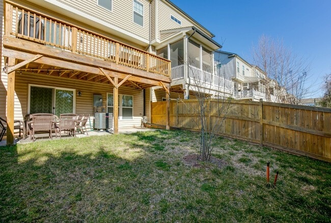 Building Photo - Luxurious 4-Bedroom Townhouse with 2 Car Garage in Manassas!