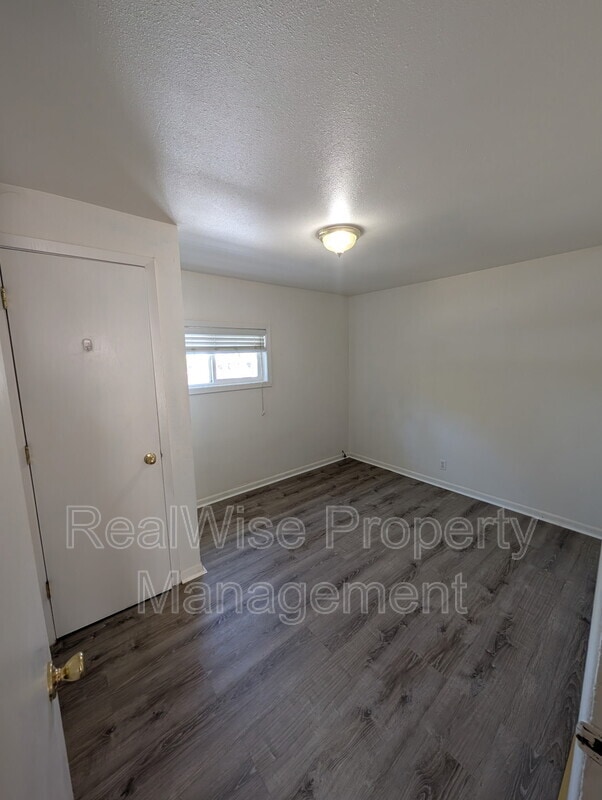 Building Photo - 203 NW Pine St