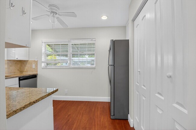 Building Photo - 801 Meadowlark Ln