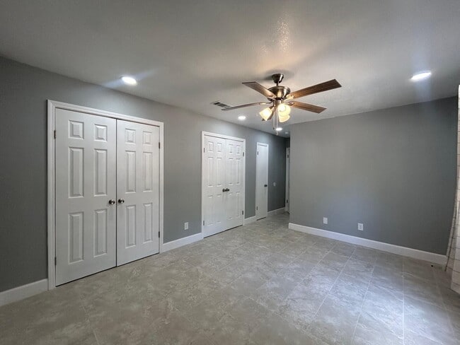 Building Photo - 7923 Oak Forest Dr