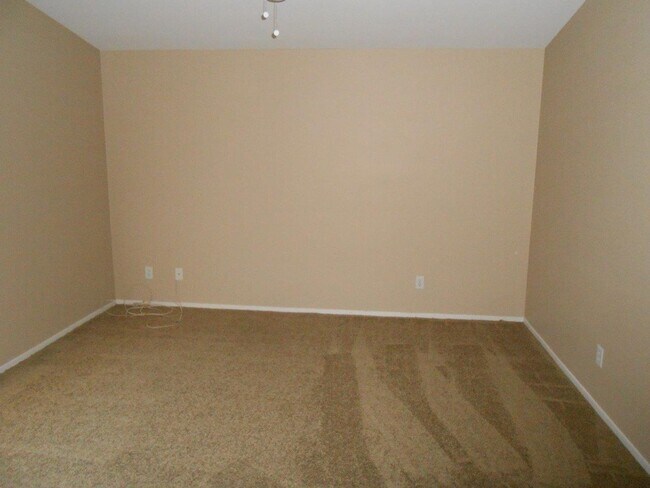 Building Photo - Beautiful Spacious Townhome in Gated Community