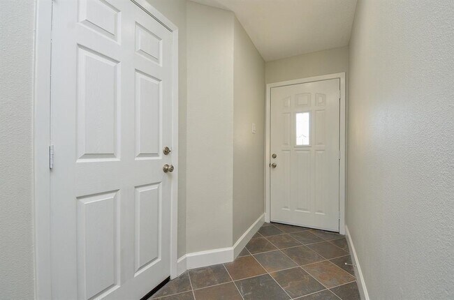 Building Photo - 7203 Sharpsburg Dr