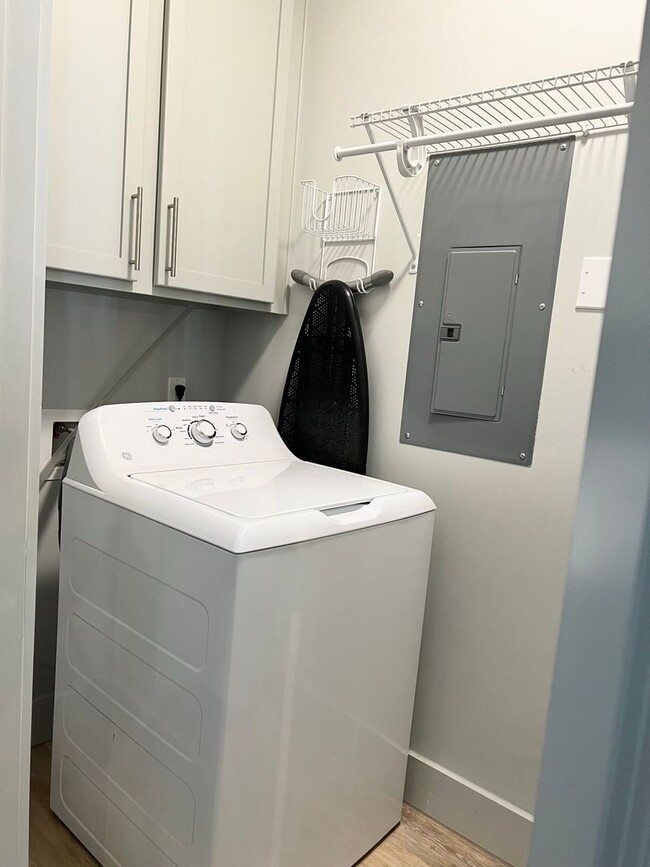 Building Photo - WATERFRONT CONDO FOR RENT