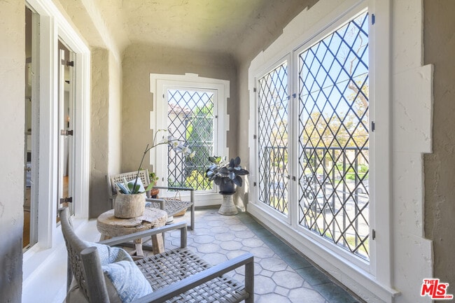 Building Photo - 148 S Orange Dr