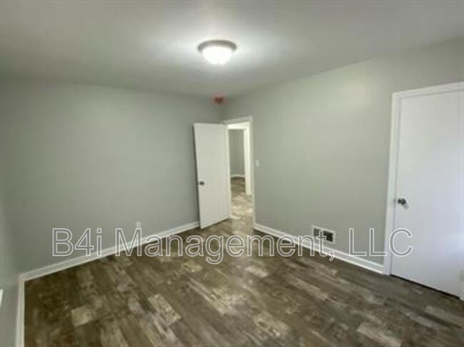Building Photo - 10 Estes Dr