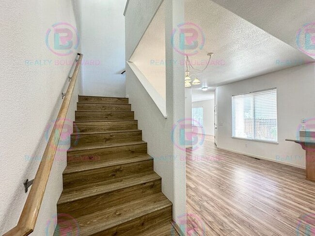 Building Photo - 3 Bedroom 2.5 Bathroom + Loft & 2 Car gara...