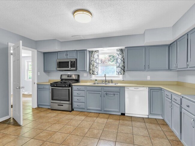 Building Photo - 615 Breen Dr