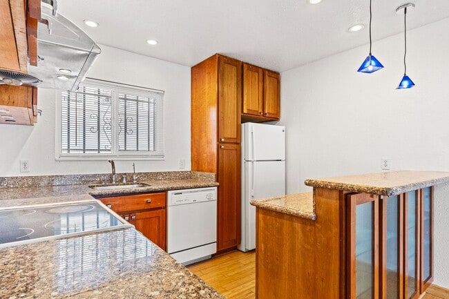 Building Photo - Lake Merritt Living: 1 Bed Condo with Pool...