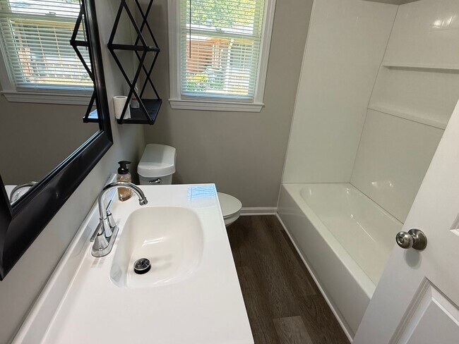Building Photo - 3 Bedrooms, 2 Bathrooms - Home in North Rome!