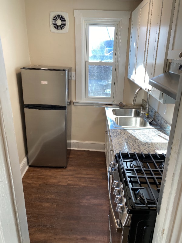 Building Photo - 428 W King St