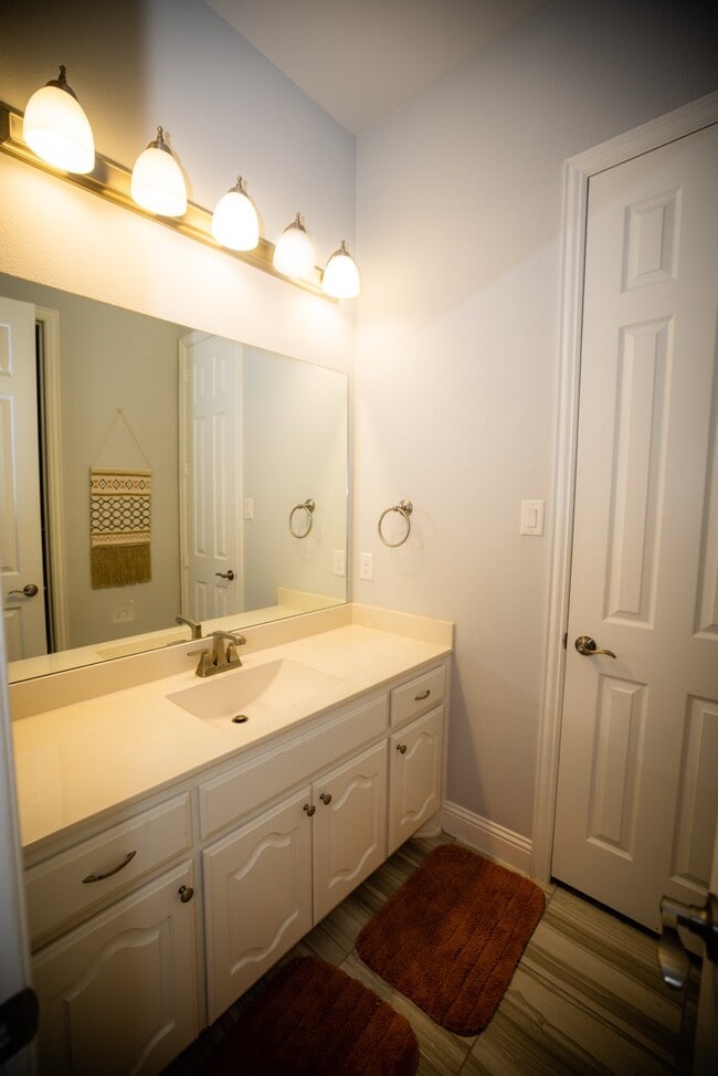 Building Photo - 13923 Hopewell Dr