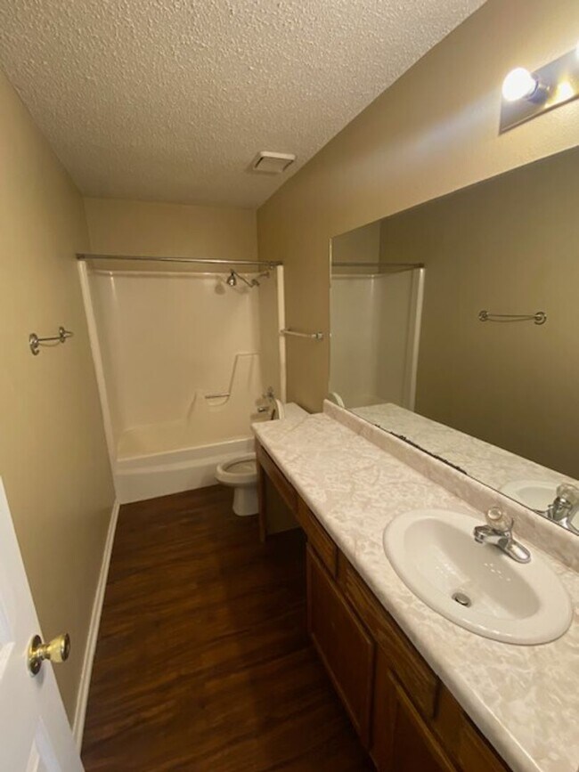 Building Photo - 320 E Evergreen Ln