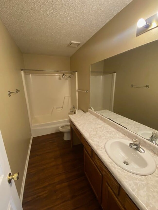 Building Photo - Super Cute 3 Bedroom Now Available!
