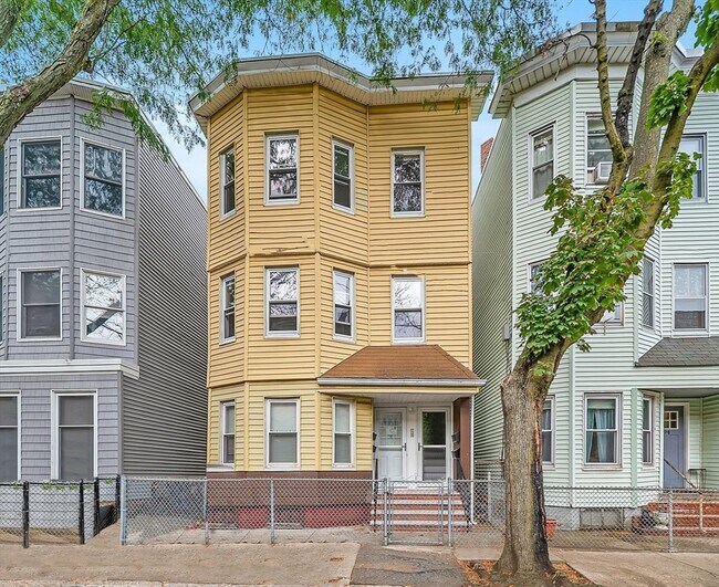 Building Photo - 92 Willow St