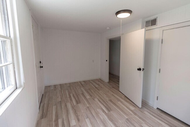 Building Photo - 100 W Leslie Ln