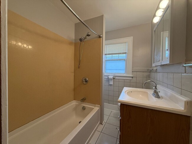 Building Photo - 3 bedroom 1 bath near downtown