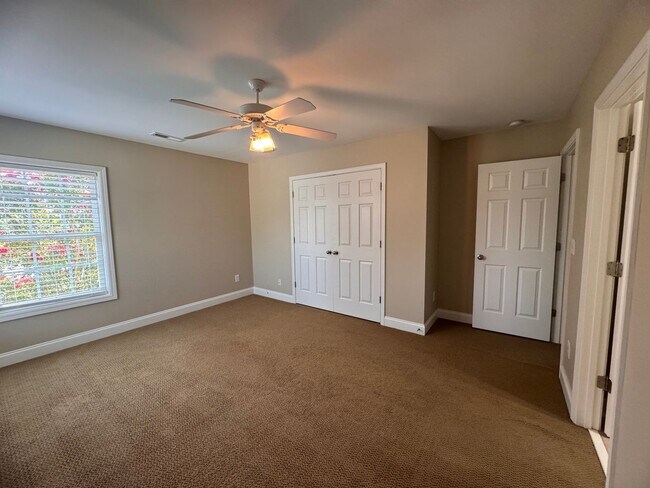 Building Photo - Stunning 5 Bedroom 4 Bath Home with 3 Car ...
