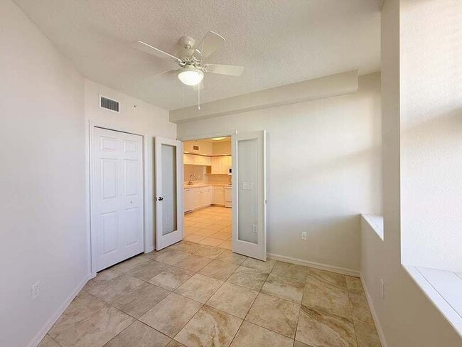 Building Photo - 1200 Country Club Dr