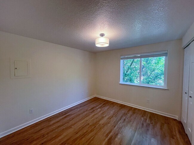 Building Photo - Charming SE Portland Home in a Central, Accessible Location