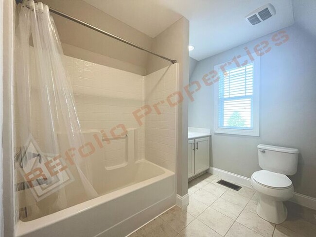 Building Photo - Lovely & Spacious 3 Bedroom, 2.5 Bathroom ...
