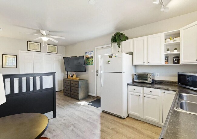 Building Photo - 203 Elmwood Dr