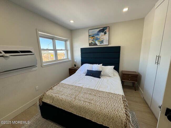 Building Photo - 1217 Ocean Ave N