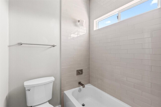 Building Photo - 5506 Pershing St
