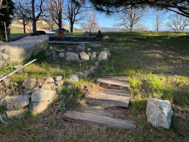 Building Photo - Amazing Mountain Views...