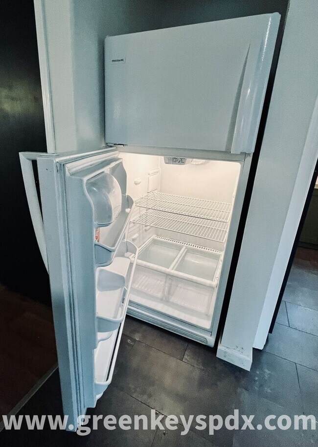 Building Photo - 3-Bedroom, 1.5-Bathroom House near Kenton Park, Off-Street Parking, Fenced Yard, Washer and Dryer