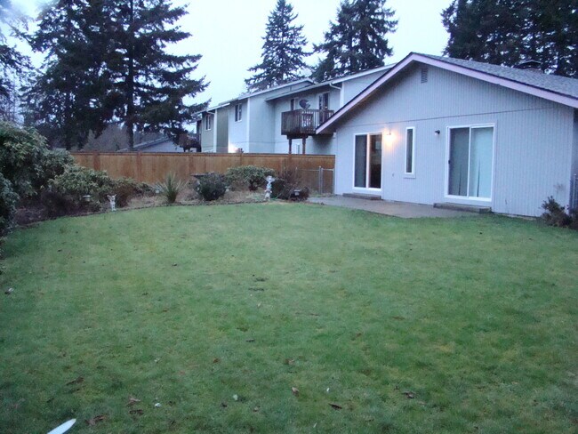 Building Photo - Spacious 1 Bedroom House!