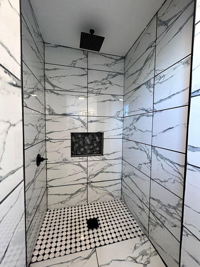 Building Photo - Bright 4Bdm 3Ba Goodyear home