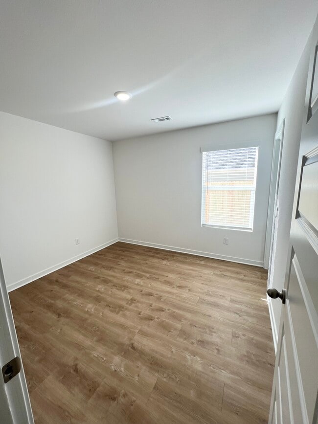 Building Photo - 561 Shepherd St