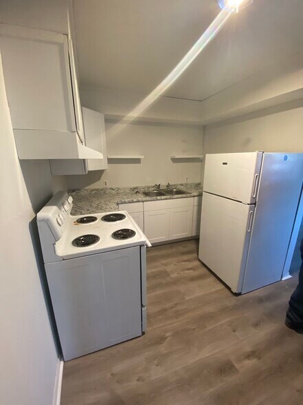 Kitchen - 3935 Linden Ave