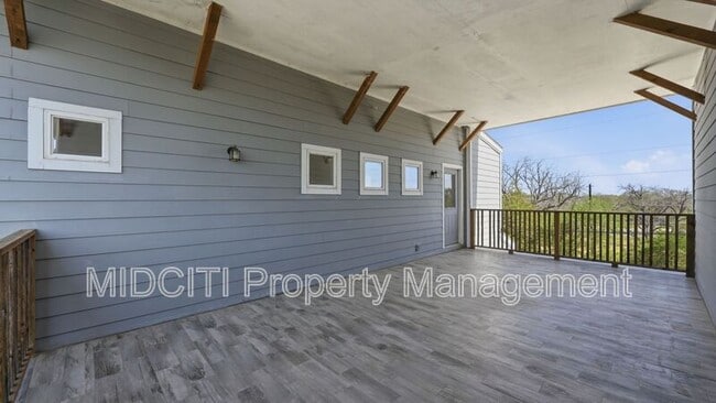 Building Photo - 895 E Mather St