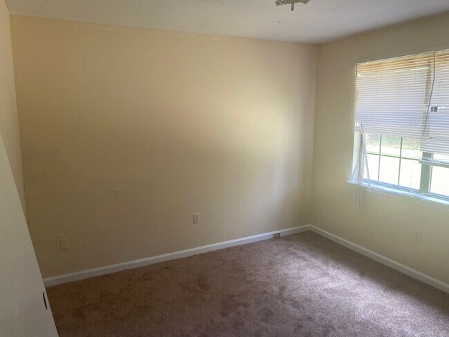 Building Photo - 2105 Vail Dr