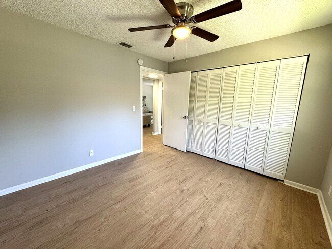 Building Photo - Renovated 2 Bedroom / 1 Bathroom Apartment