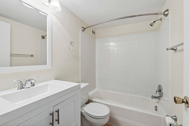 Building Photo - 1 Bedroom Condo Walking distance to Univer...